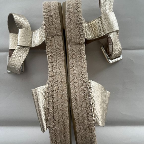 COPY - GOLD SANDALS - SAKS FIFTH AVENUE - Picture 5 of 6